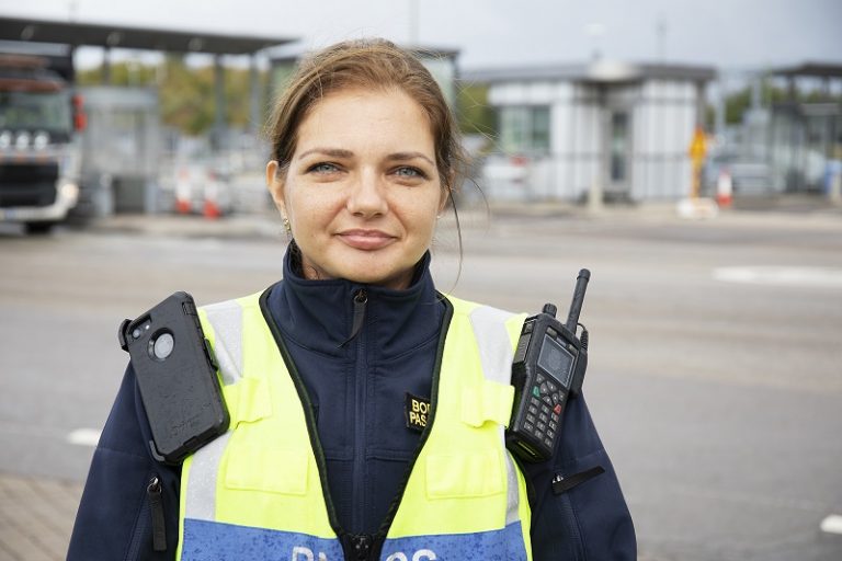 Paskontrollant er et varmere job, end hun troede