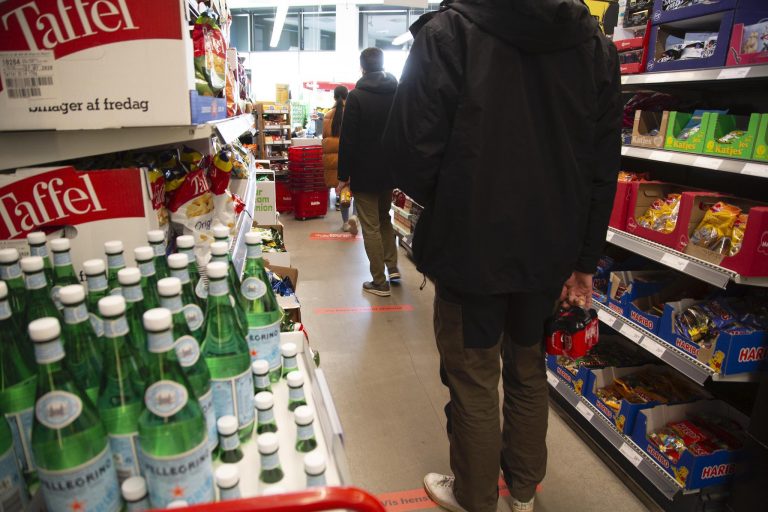 Forsamlingsloftet i Danmark sænkes: Maks fem personer må samles