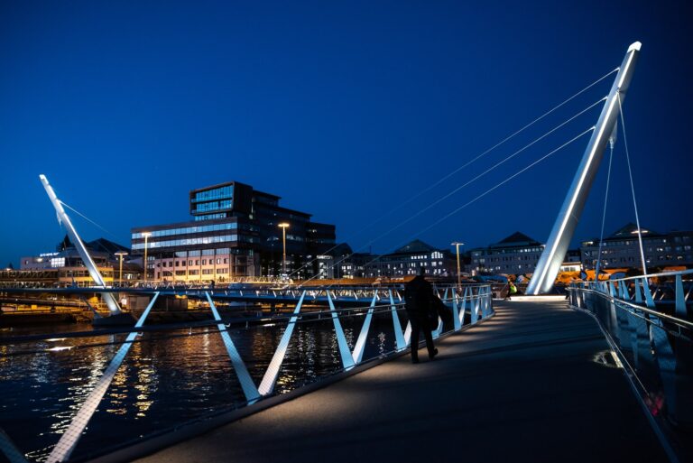 Ny fodgænger- og cykelbro til Oceanhamnen i Helsingborg klar til indvielse