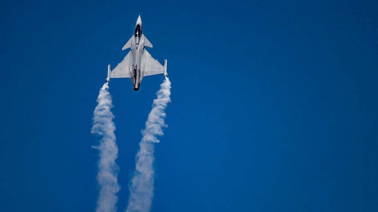 Ungarn skal mandag stemme om svensk NATO-medlemskab – og køber fire nye kampfly fra Sverige