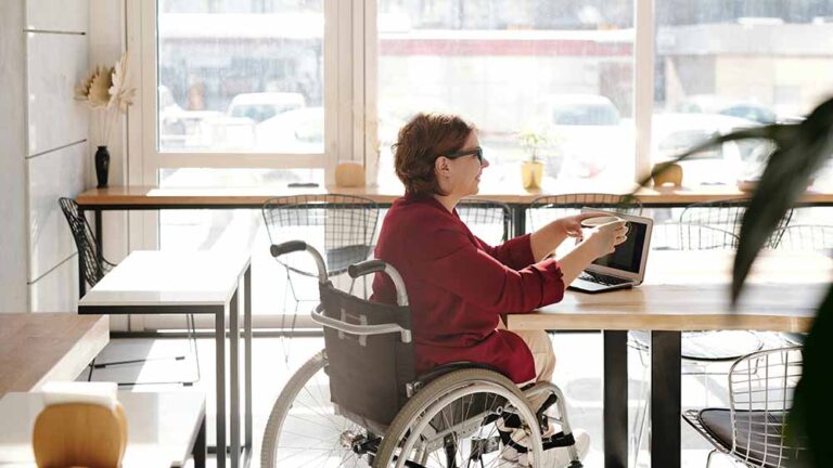 EØSU opfordrer til bedre inklusion af personer med handicap på arbejdsmarkedet
